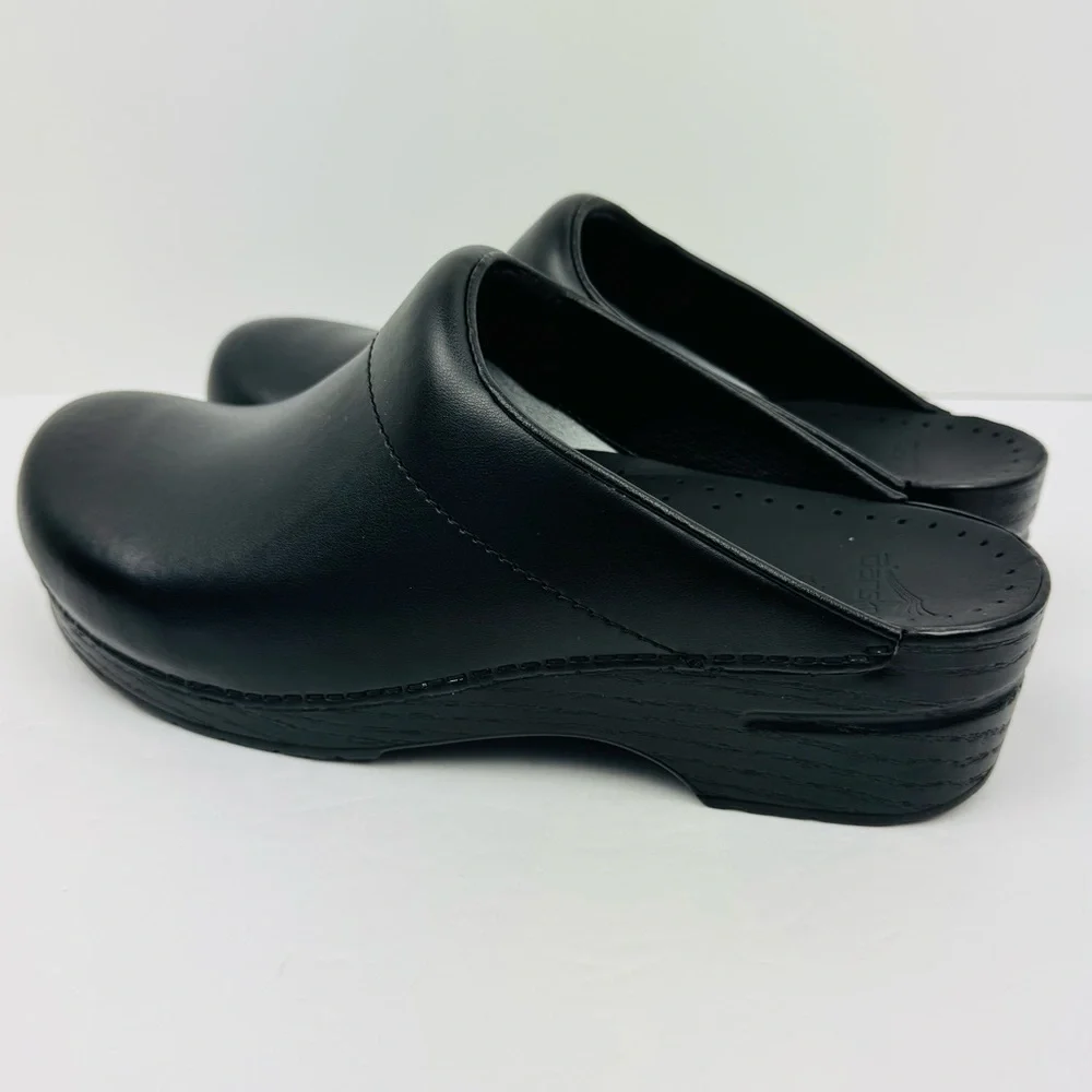 Dansko NWOT Traditional clogs open-back mules. Support and comfort shoe. Size 44